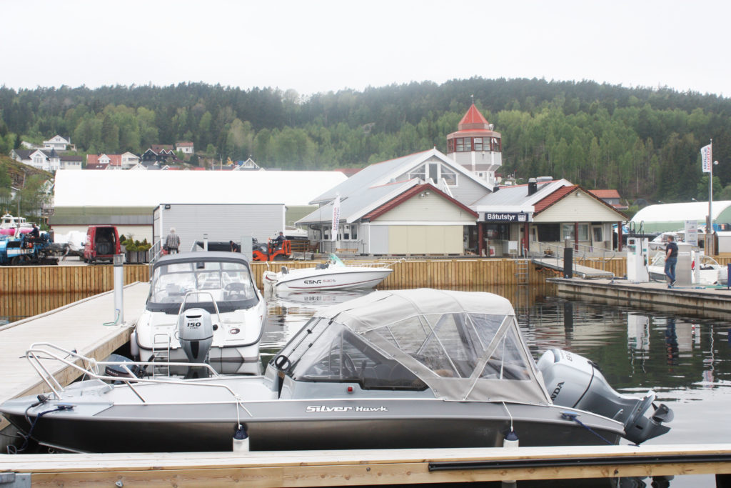 Skjebergkilens Marina ble etablert i 1974. Marinaen leier ut over 1 200 båt- og opplagsplasser, selger båter, motorer og utstyr, driver serviceverksted for fritidsbåter samt deleutsalg.