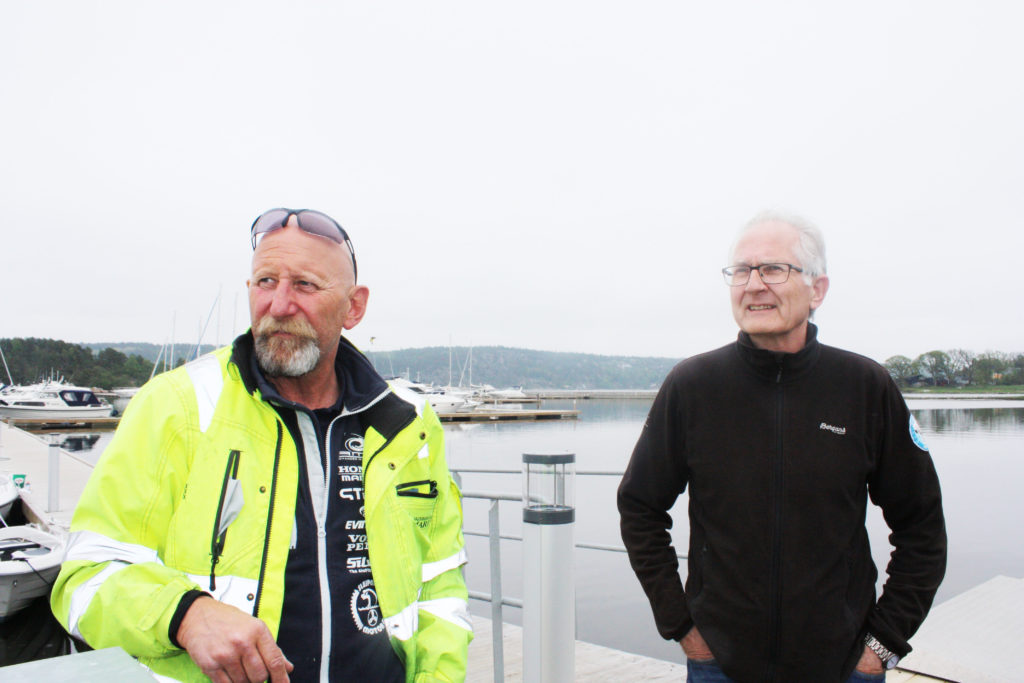 Olav Eriksen (t.v.) eier og driver Skjebergkilen Marina. Denne mai-helgen var Aage Hammerstad på plass for å klargjøre båten foran båtsesongen.