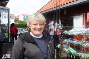 Mona Skjefstad er butikkmedarbeider på Skjærhalden Marina og kan fortelle om et yrende liv i helgene.