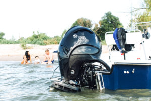 Tohatsu påhengsmotorer bak på en båt som står på vannet