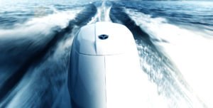 Hvit tohatsu påhengsmotor bak på en båt i fart